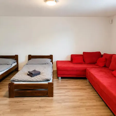 Family House Renovated, 3x Parking, Pri Ba Сенец