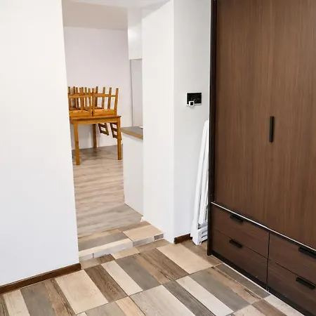 Family House Renovated, 3x Parking, Pri Ba * Сенец