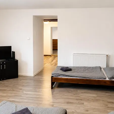 Family House Renovated, 3x Parking, Pri Ba * Сенец