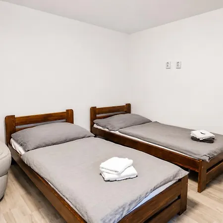 Апартаменты Family House Renovated, 3x Parking, Pri Ba Сенец