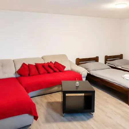 Апартаменты Family House Renovated, 3x Parking, Pri Ba *
